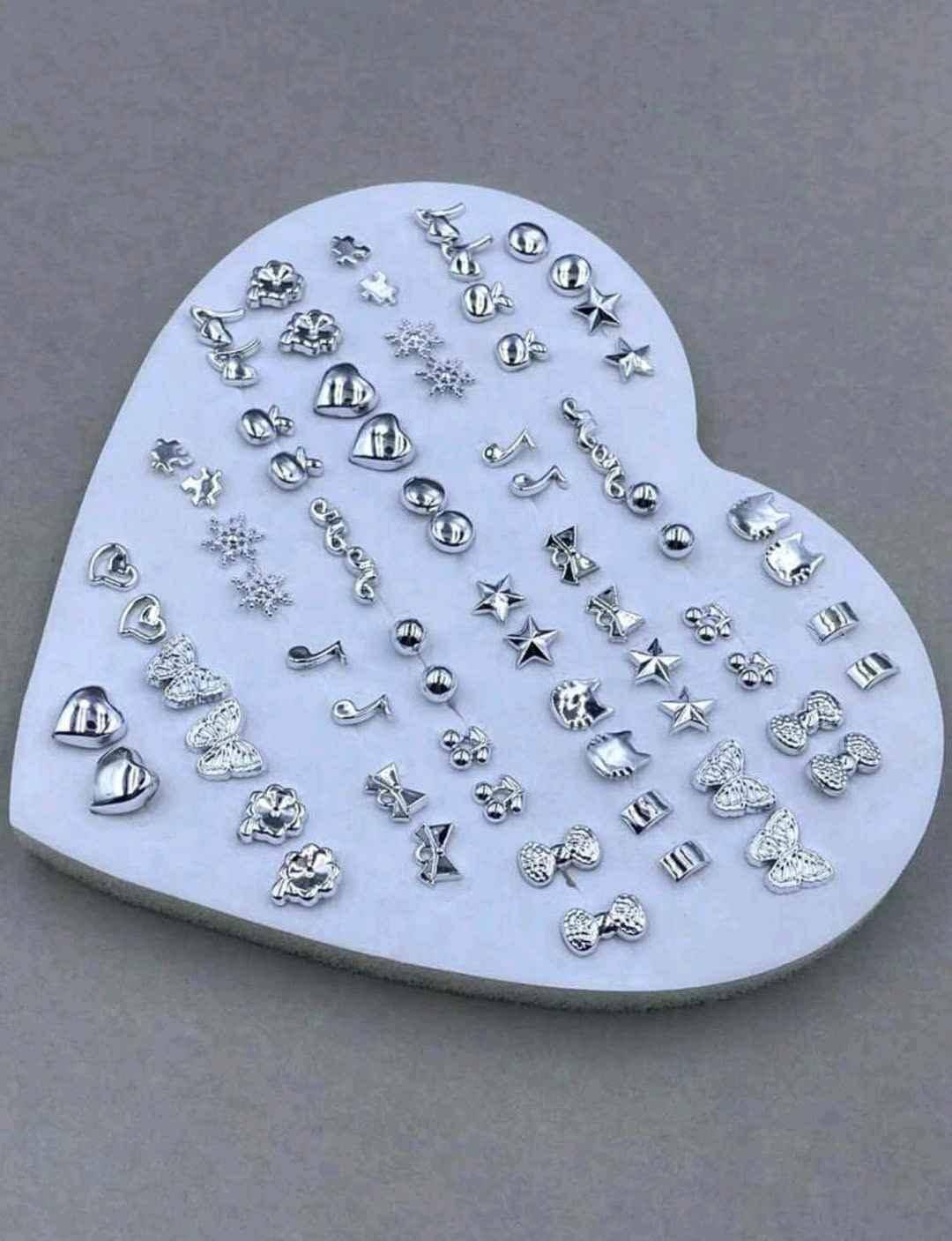 20 pairs of earings sold in uganda at a cheap price for sale in Kampala - Yilick