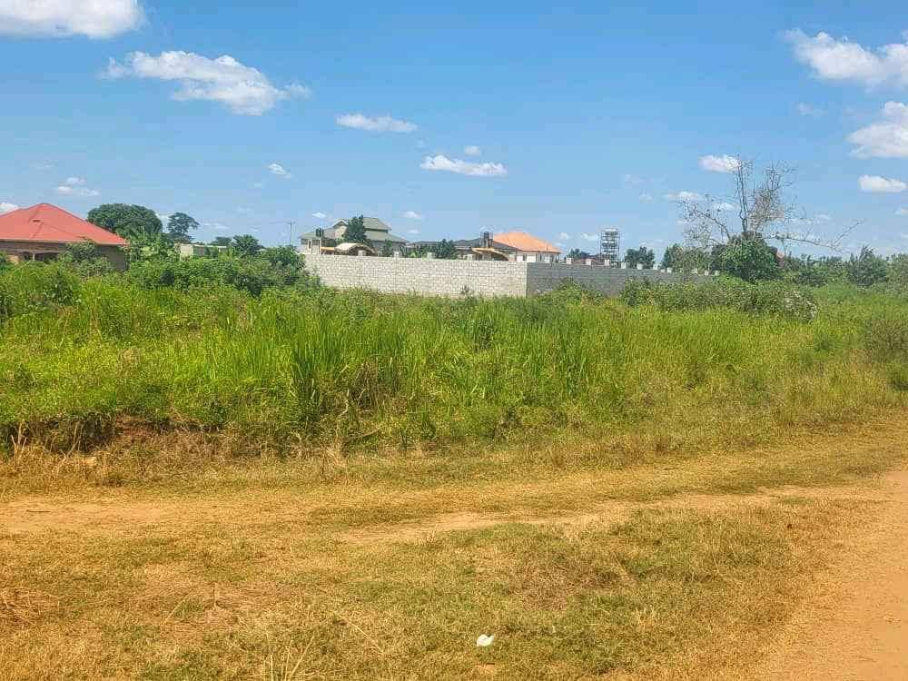 Nice and Strategic plots with titles for sale in Kampala - Yilick