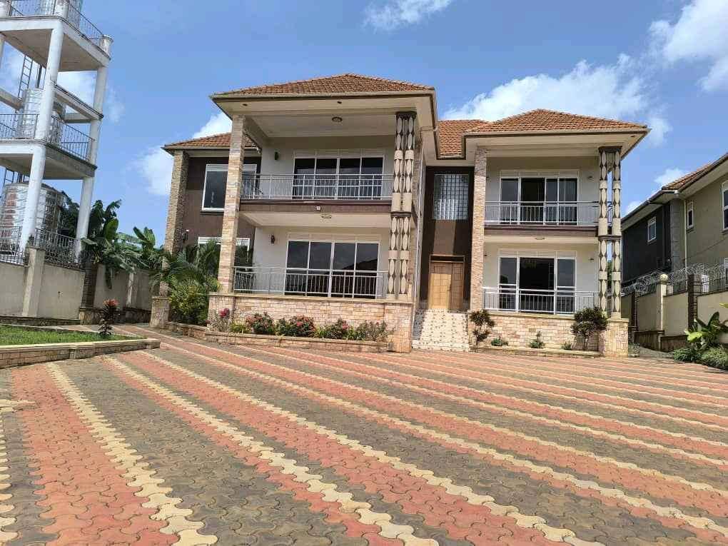 5 Bedroomed Mansion up for Sale in Lubowa Entebbe for sale in Kampala - Yilick