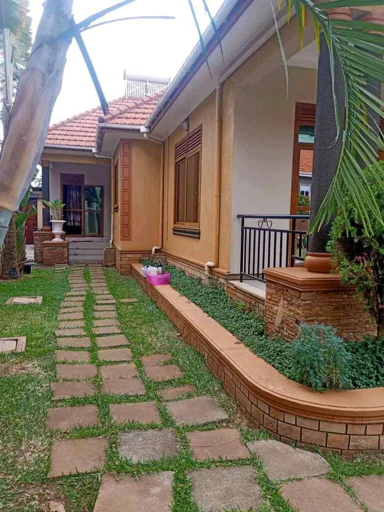 6 bedroomed Home for Sale in kira Nsasa for sale in Kampala - Yilick
