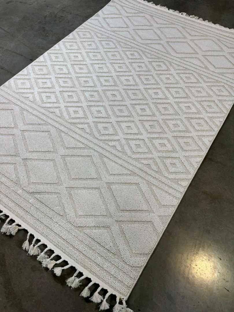 CENTER CARPETS 3X2METERS  for sale in Kampala - Yilick