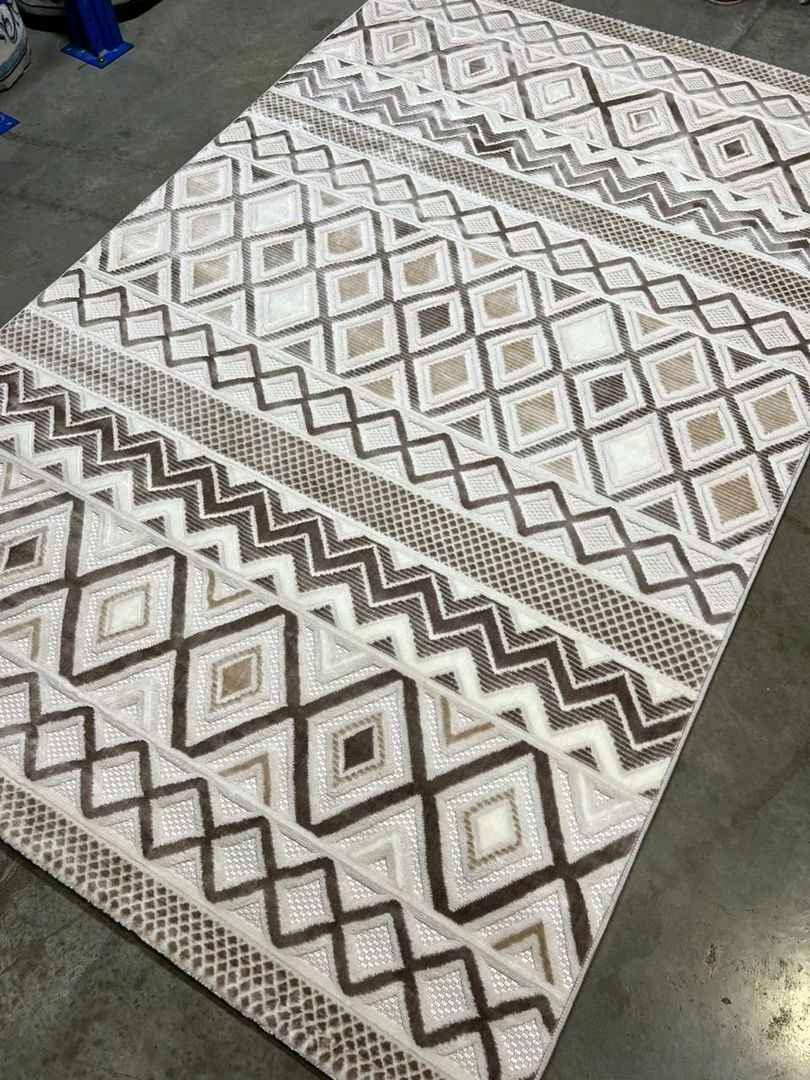 CENTER RUG 3X2 METERS LARGE SIZE  for sale in Kampala - Yilick