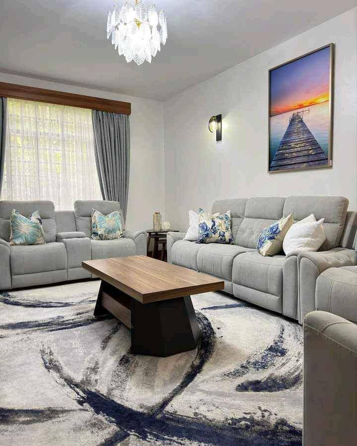 CENTER RUG 3X2 METERS LARGE SIZE 550000 for sale in Kampala - Yilick