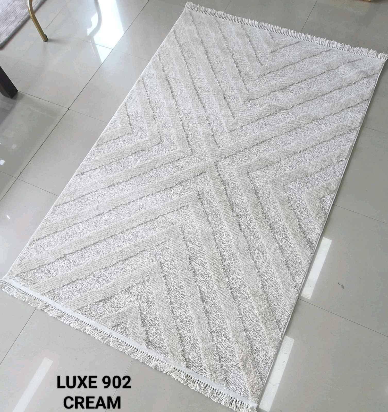 Center Rug Luxe Craft  380k for sale in Kampala - Yilick
