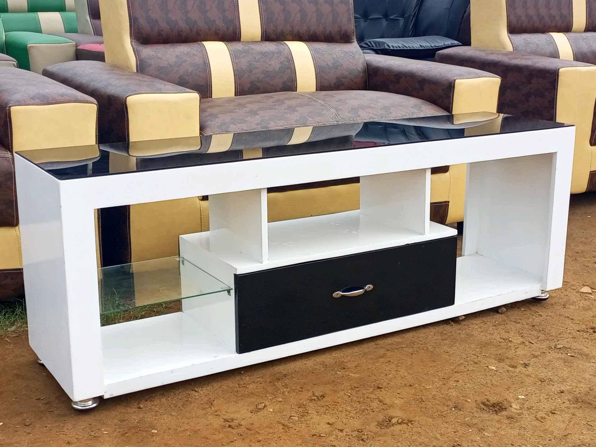 Amazing Glass top TV stand  for sale in Kampala - Yilick