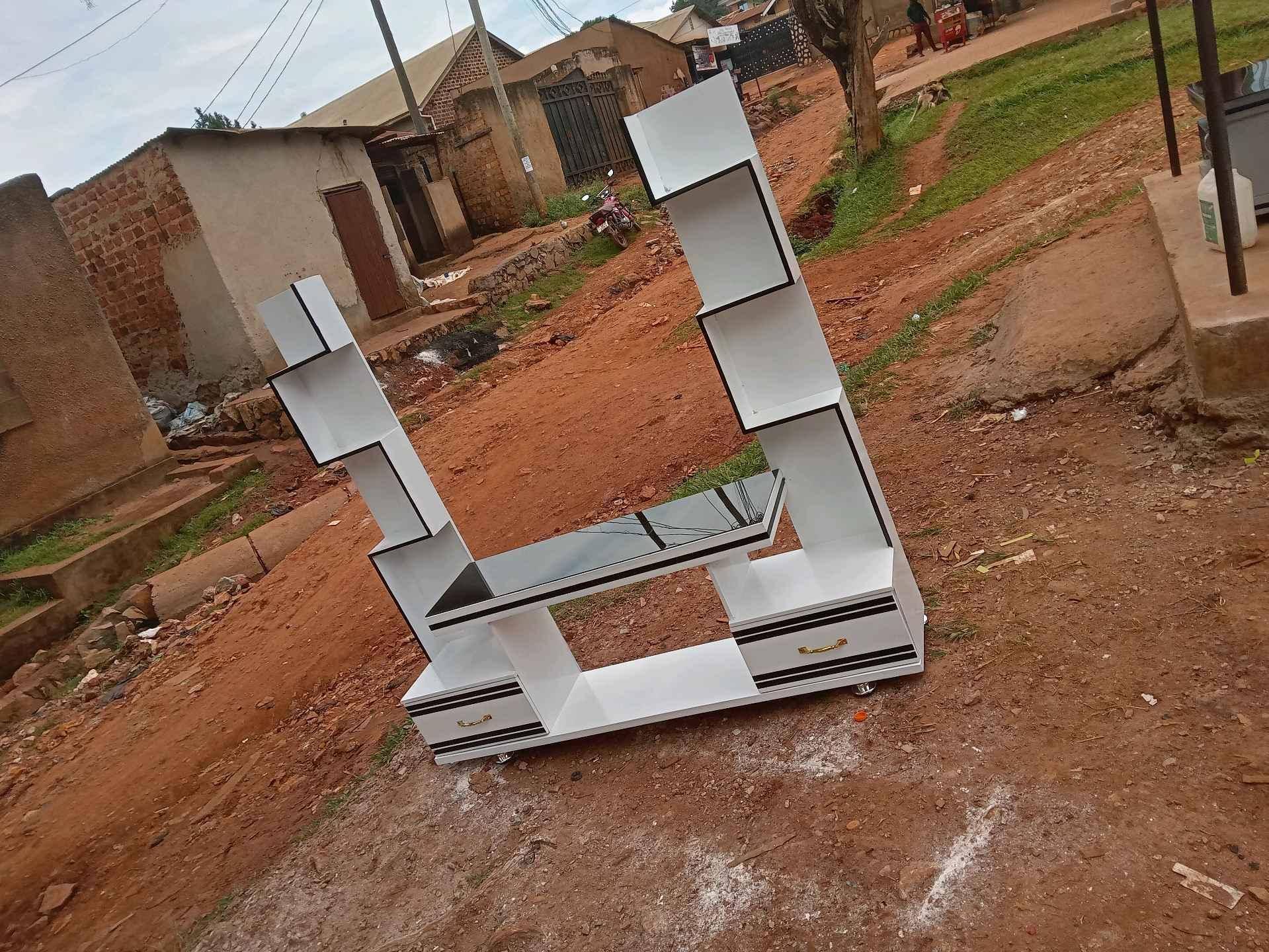 Tv stand/TV stand  white and black for sale in Kampala - Yilick